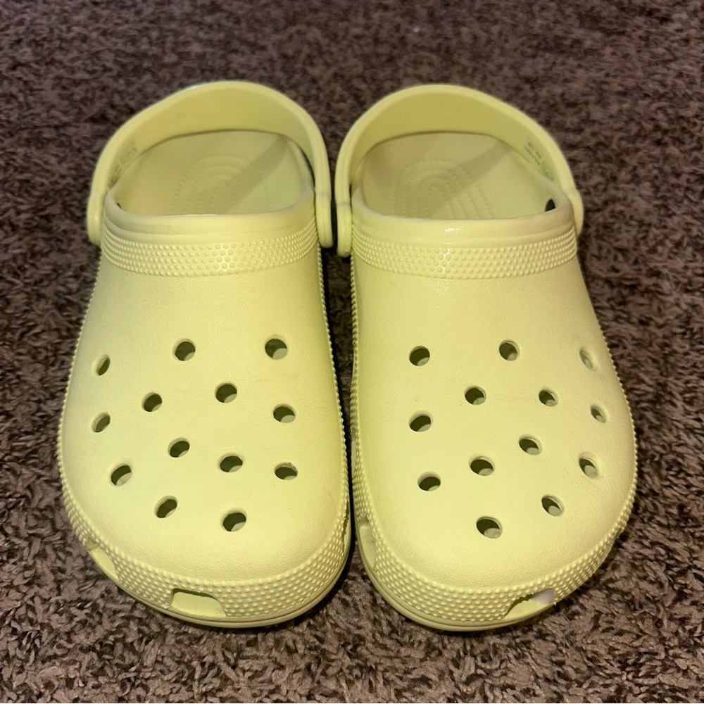 Women's Light greenish yellow Crocs W10 M8
